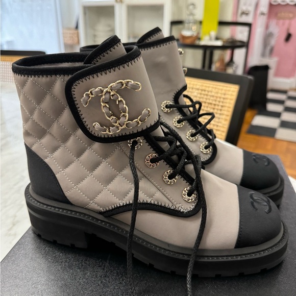 Chanel Women's Chain CC Cap Toe Lace Up Combat Boots Quilted size 38 - Picture 4 of 6